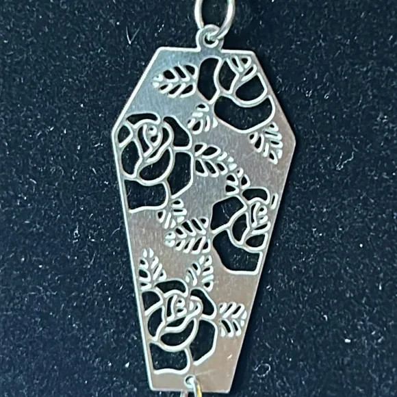 Coffin, rose and heart pendant - Picture 3 of 5